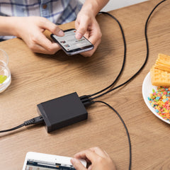 Anker PowerPort 6 enfoque lateral mostrando puertos USB y conectividad segura
