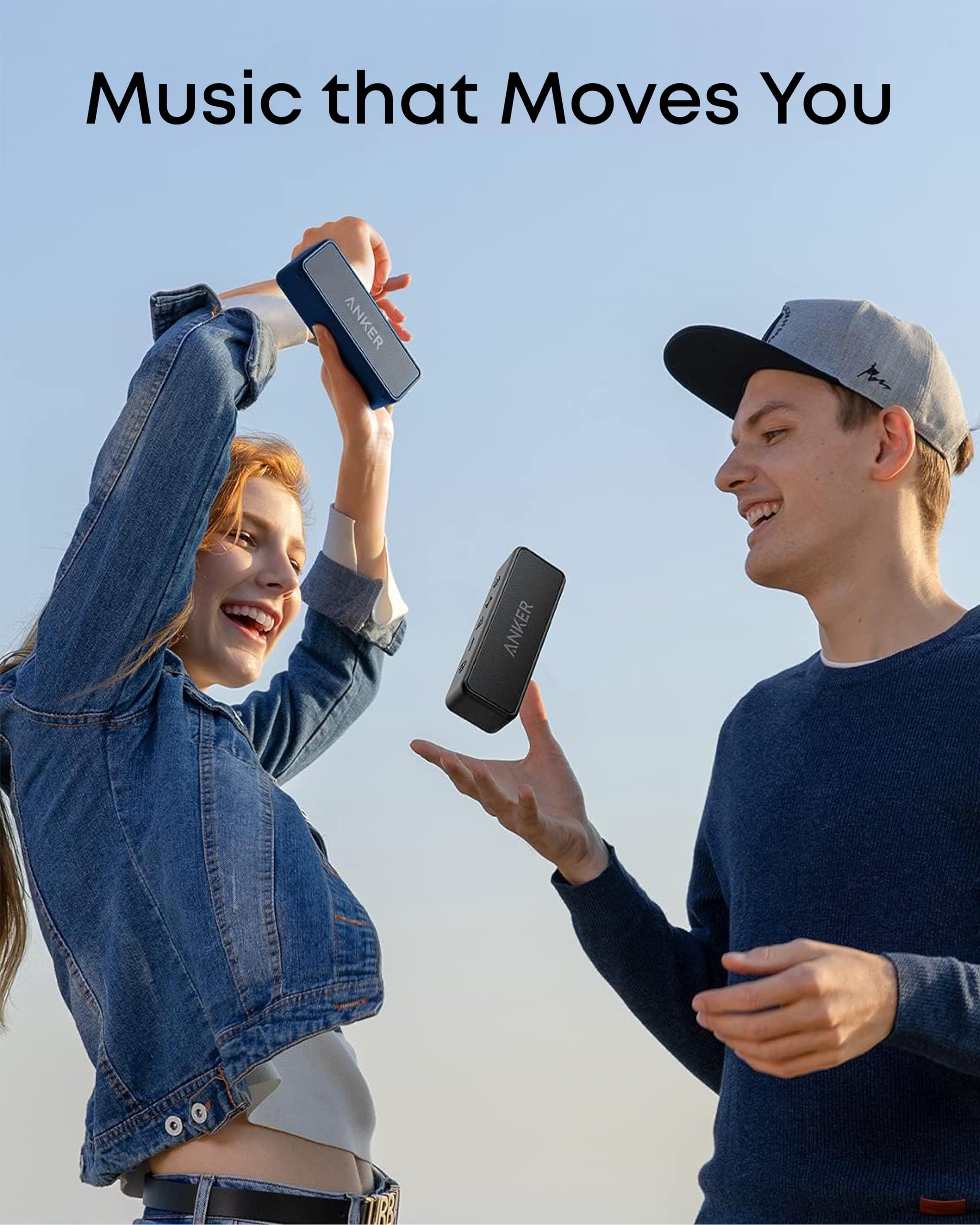 Anker Soundcore 2 junto a una mano para comparar tamaño y portabilidad