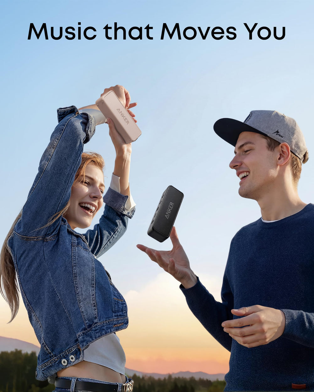 Anker Soundcore 2 junto a una botella para comparar tamaño y facilidad de transporte