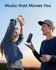 Anker Soundcore 2 junto a una botella para comparar tamaño y facilidad de transporte