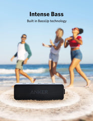 Anker Soundcore 2 en la playa ilustrando protección IPX7 y diversión al aire libre