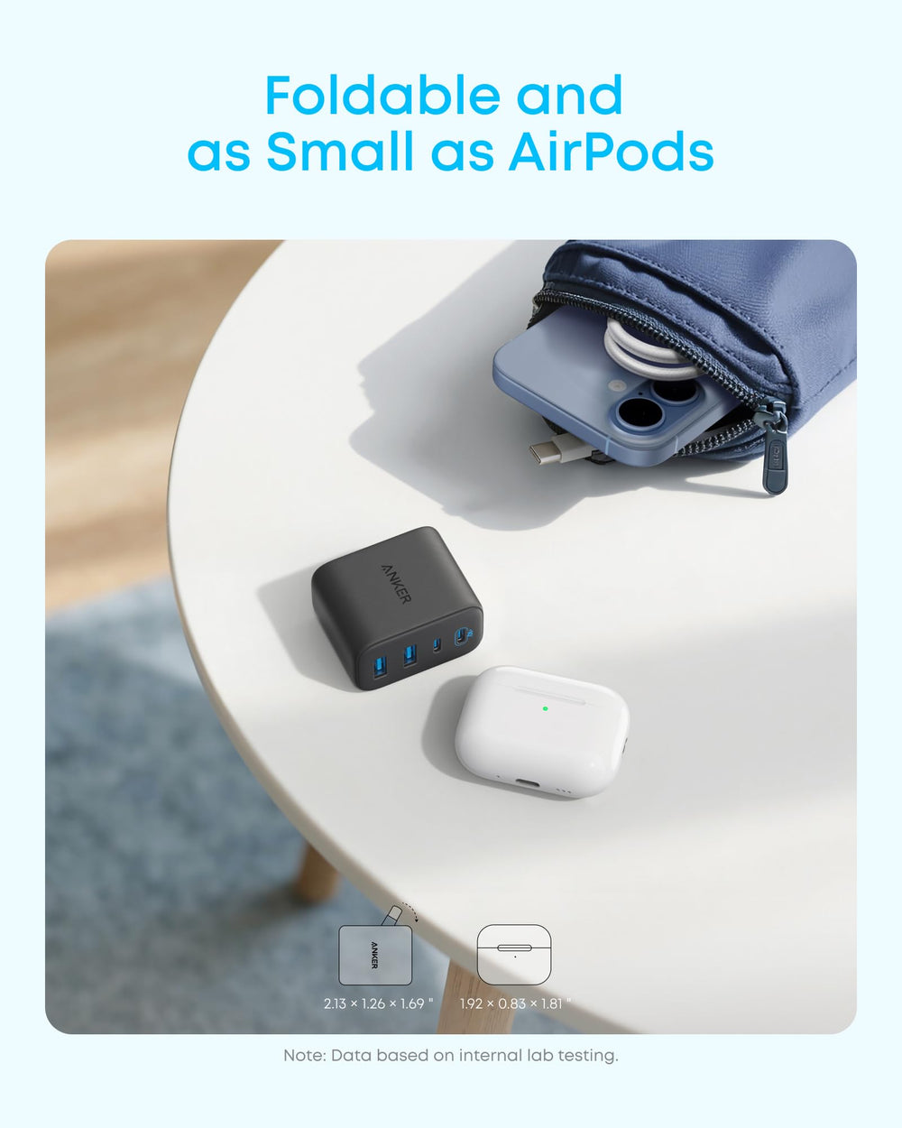 Anker Zolo junto a llaves y teléfono mostrando tamaño tipo AirPods para viajar cómodo