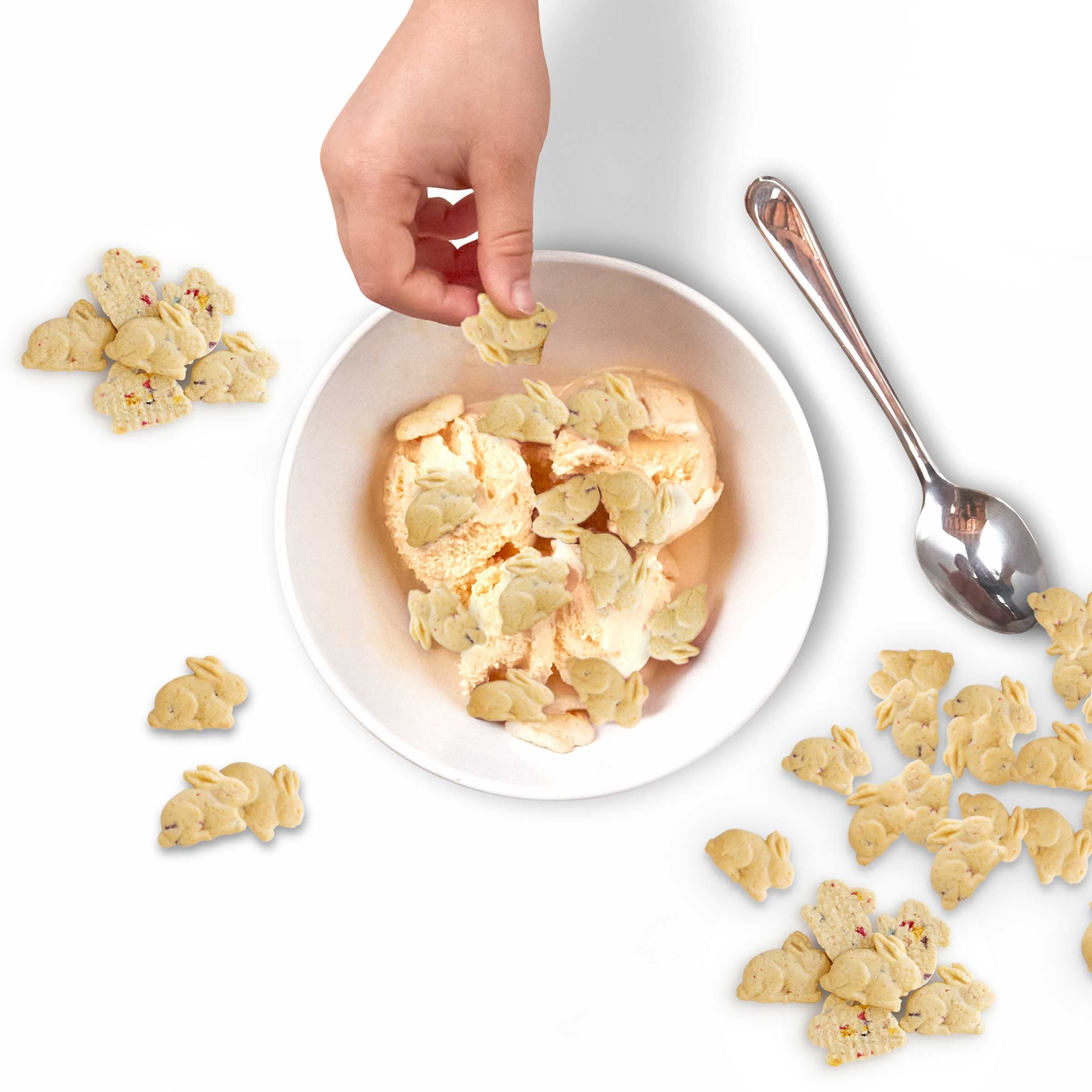 Annie's primer plano de cracker Cheddar Bunnies con textura y queso real