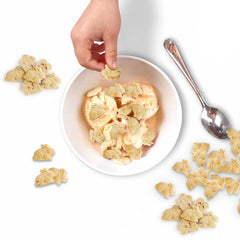 Annie's primer plano de cracker Cheddar Bunnies con textura y queso real