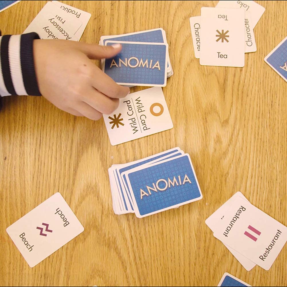 Escena de fiesta con Anomia en uso mostrando diversión social inmediata