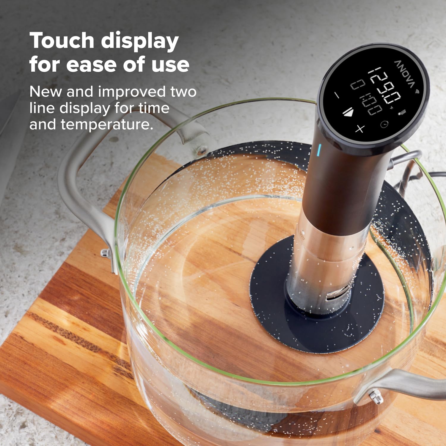 Anova Precision Cooker comparación de tamaño con una botella para escala visual