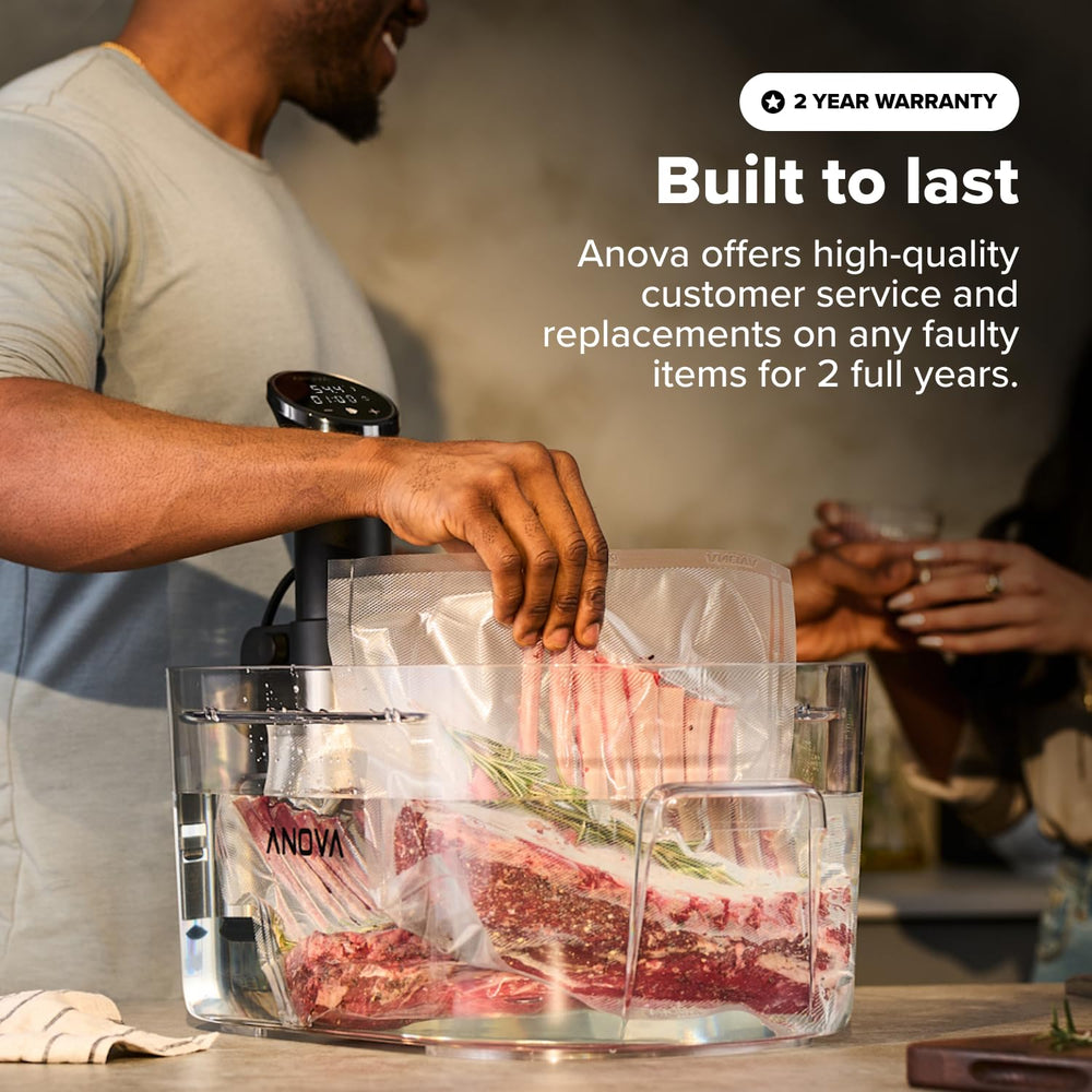 Anova Precision Cooker en uso con bolsa de carnes para texturas jugosas
