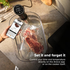 Anova Precision Cooker pinza ajustable sujeta a una olla demostrando estabilidad
