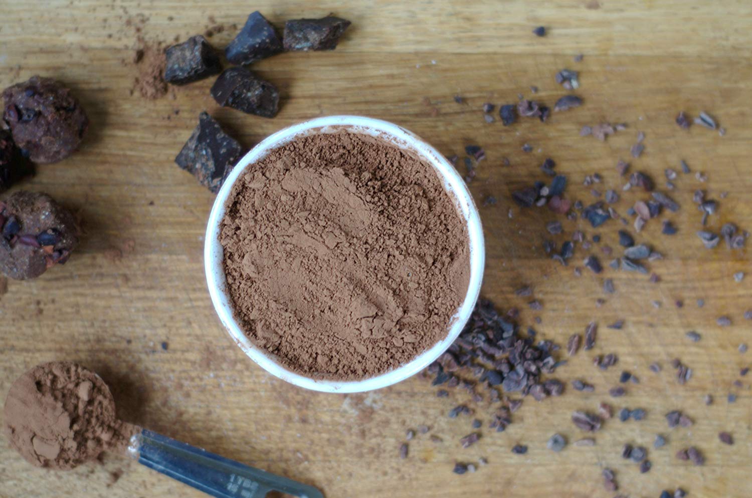 Anthony's cacao espolvoreado sobre brownie casero, mejora color y sabor