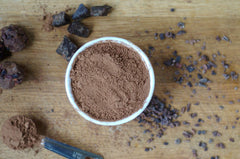 Anthony's cacao espolvoreado sobre brownie casero, mejora color y sabor