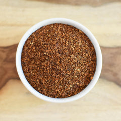 Jarra con té frío Anthony's Rooibos y hielo lista para servir en verano refrescante