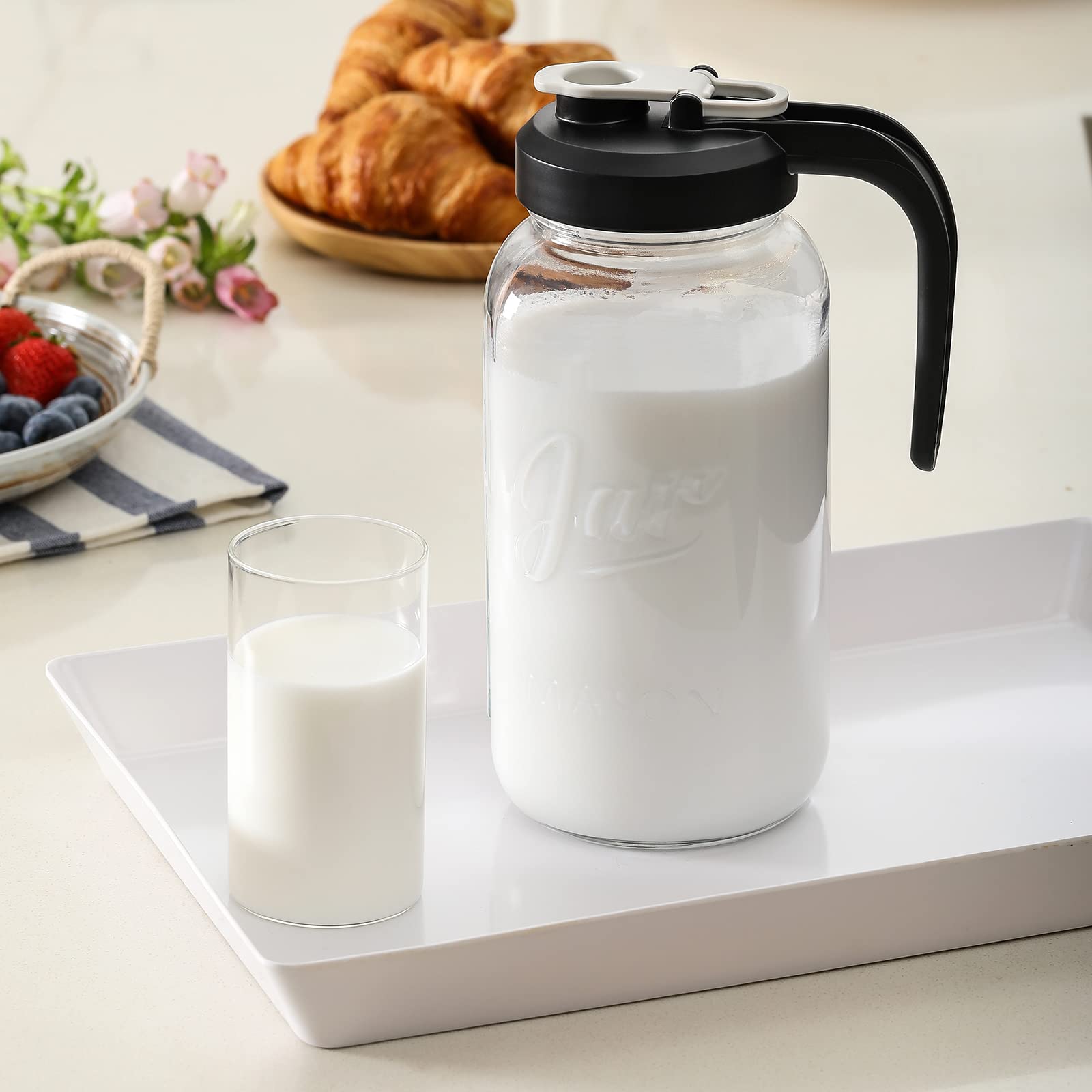 AOZITA comparación de tamaño junto a un vaso para visualizar capacidad