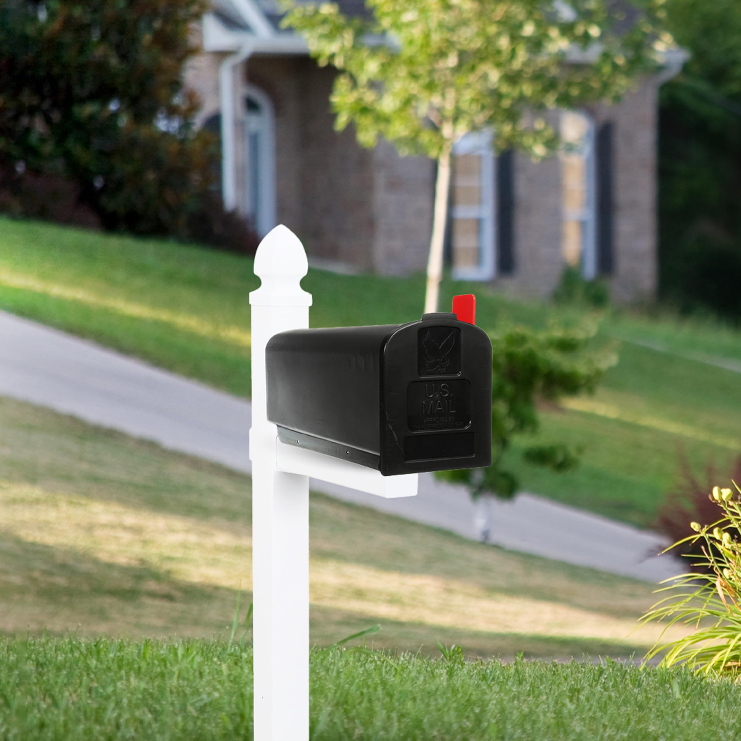 ARCHITECTURAL MAILBOXES detalle de cierre y bisagra robustos, seguridad y durabilidad