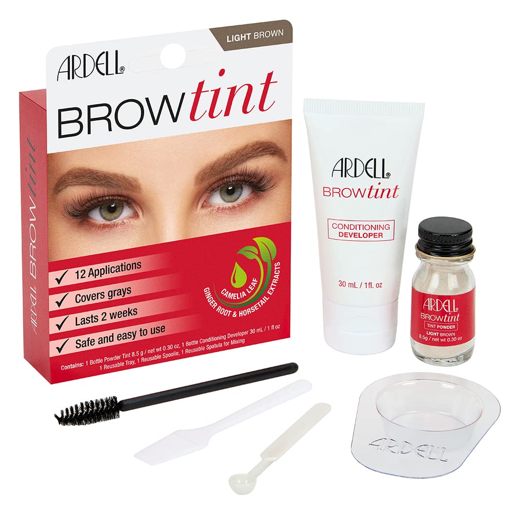 Ardell kit en mano para mostrar tamaño real y facilidad de transporte