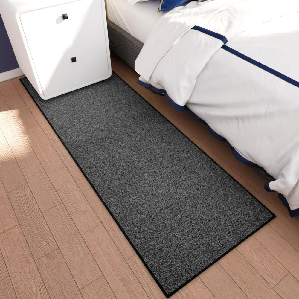 AREDO alfombra junto a puerta muestra ajuste bajo puertas
