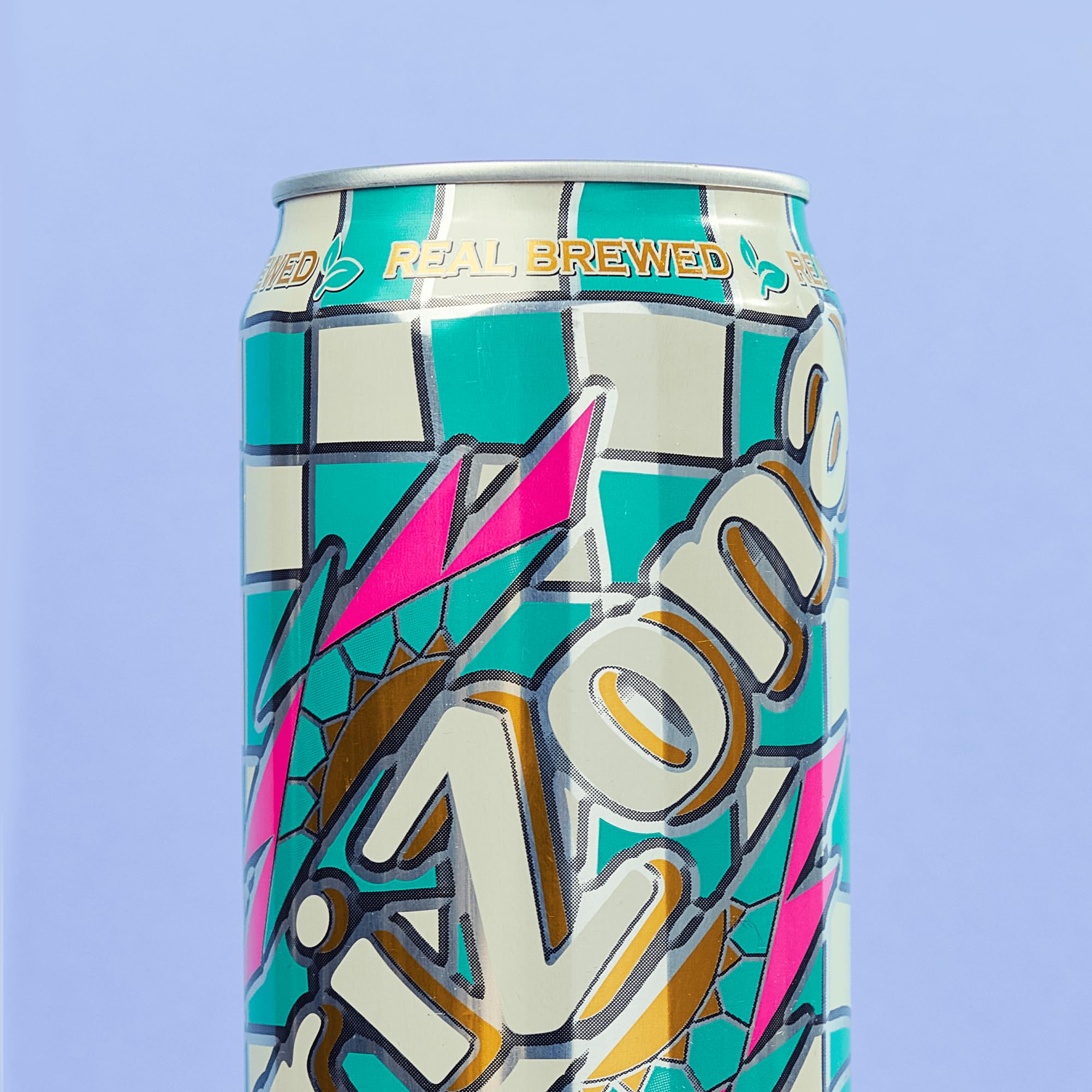 AriZona comparación de tamaño de lata con mano para escala práctica