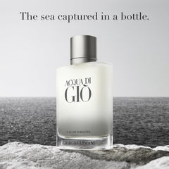 Armani Beauty spray en acción demostrando aplicación controlada y rendimiento diario