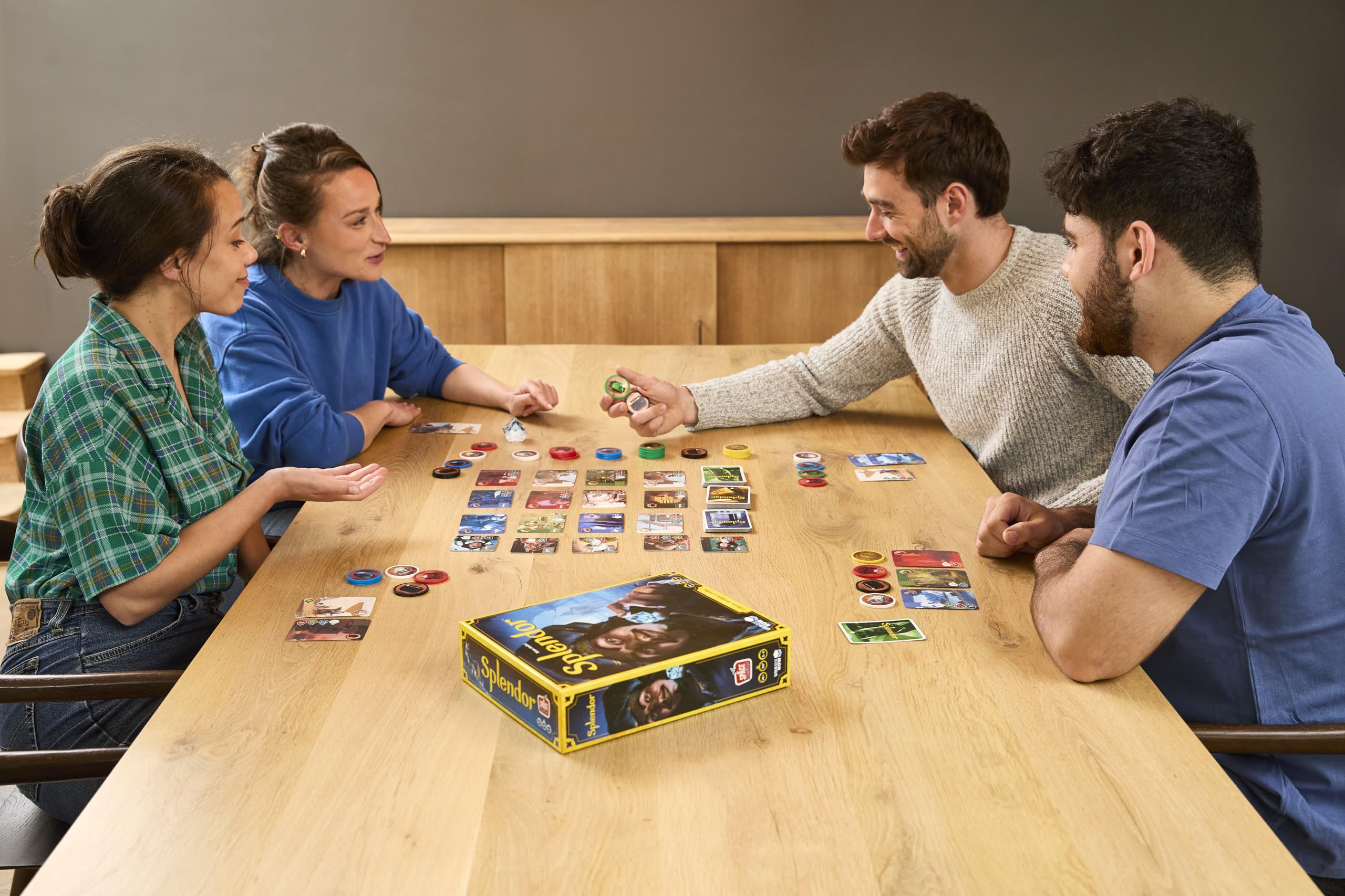 Asmodee fichas primer plano de Splendor que facilitan el manejo y conteo