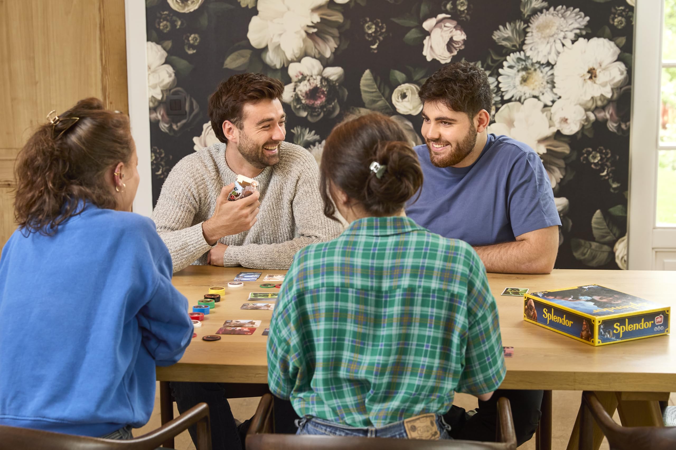 Asmodee partida en mesa de Splendor en juego, ideal para noches familiares