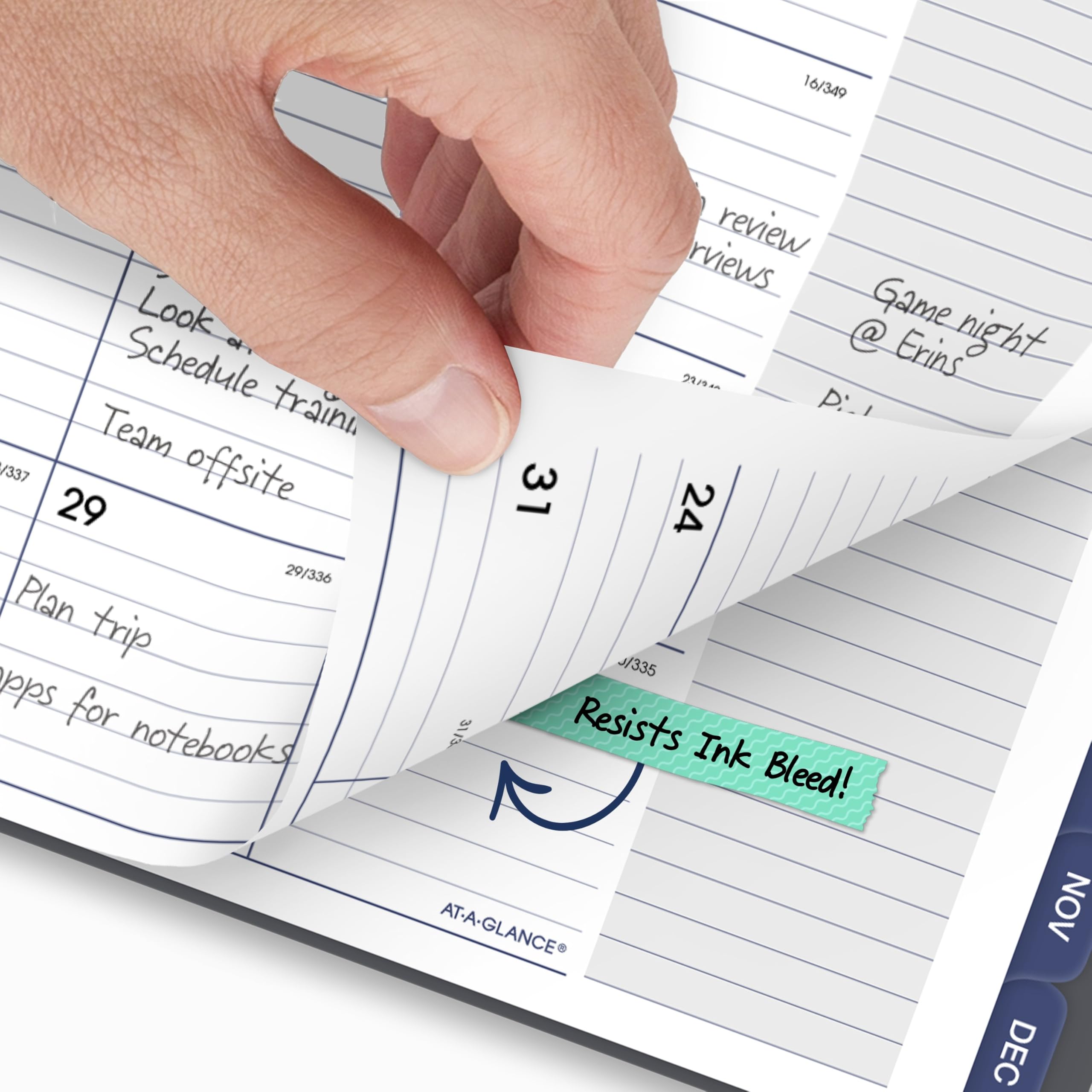 AT-A-GLANCE página mensual abierta mostrando meses y notas útiles