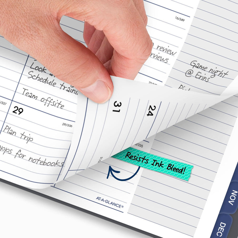 AT-A-GLANCE página mensual abierta mostrando meses y notas útiles