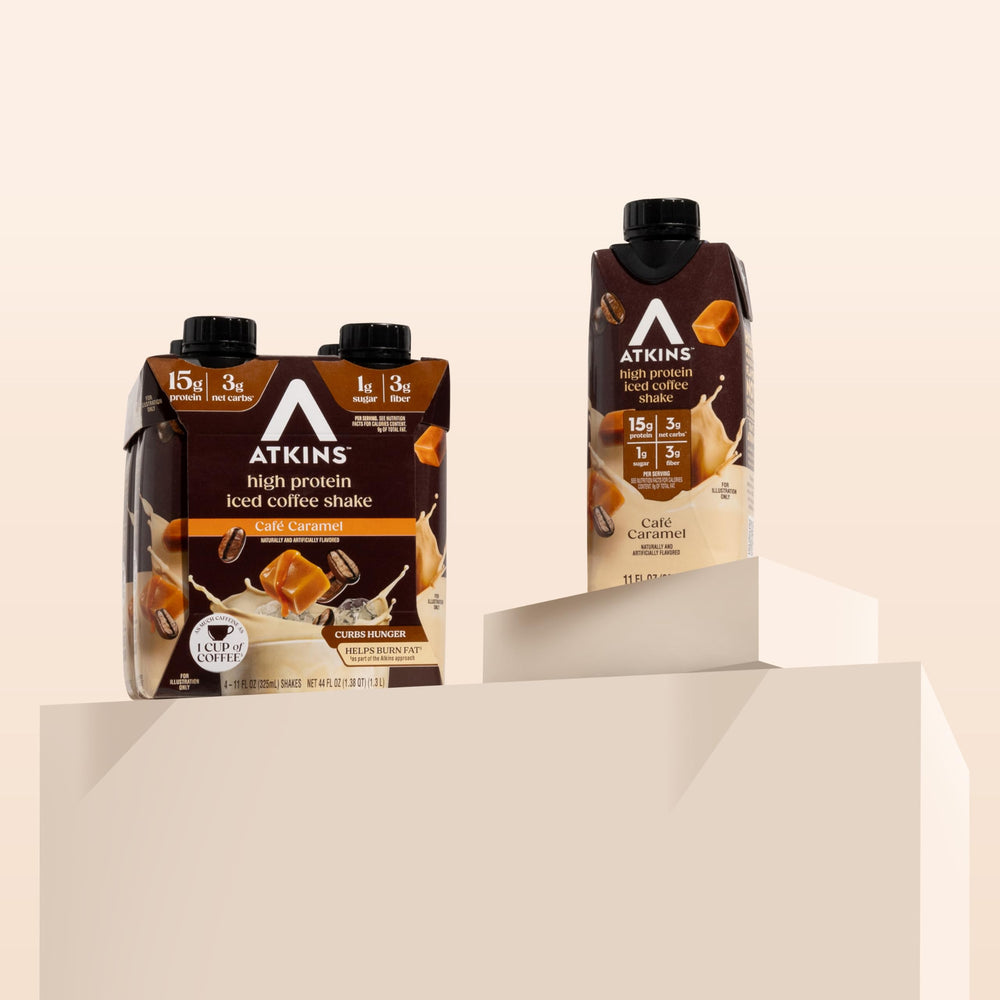 Atkins junto a una taza para comparar tamaño y demostrar porción portátil y energizante