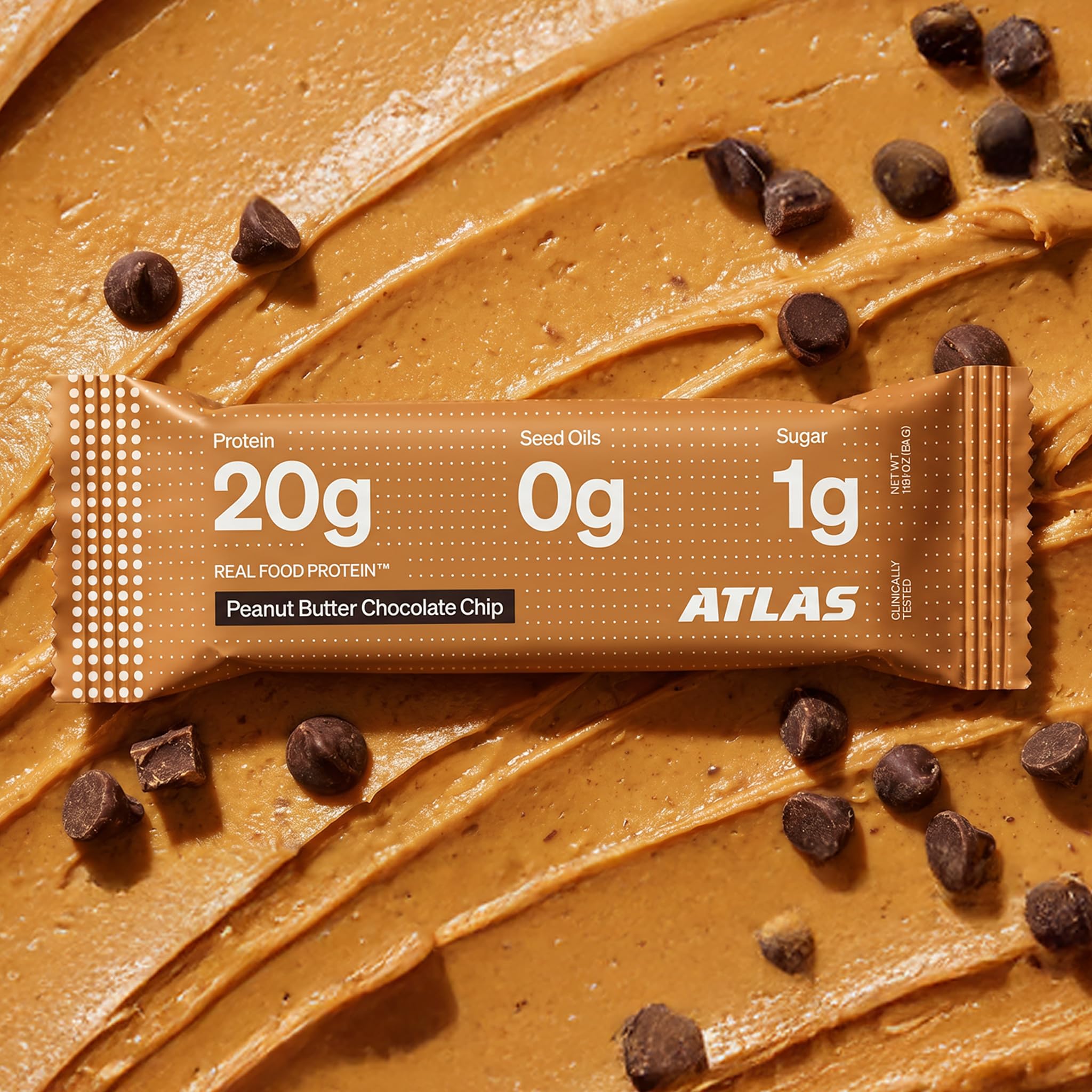 Atlas Protein Bar encima de mesa junto a café, opción práctica para desayuno
