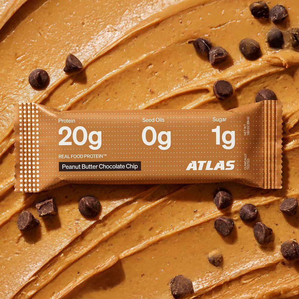 Atlas Protein Bar encima de mesa junto a café, opción práctica para desayuno