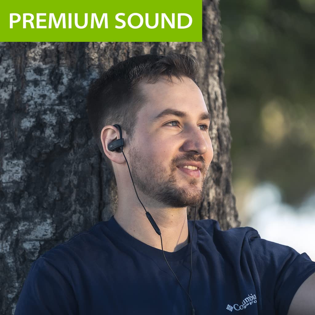 Avantree C171 auriculares en uso deportivo en exteriores mostrando ajuste seguro durante ejercicio