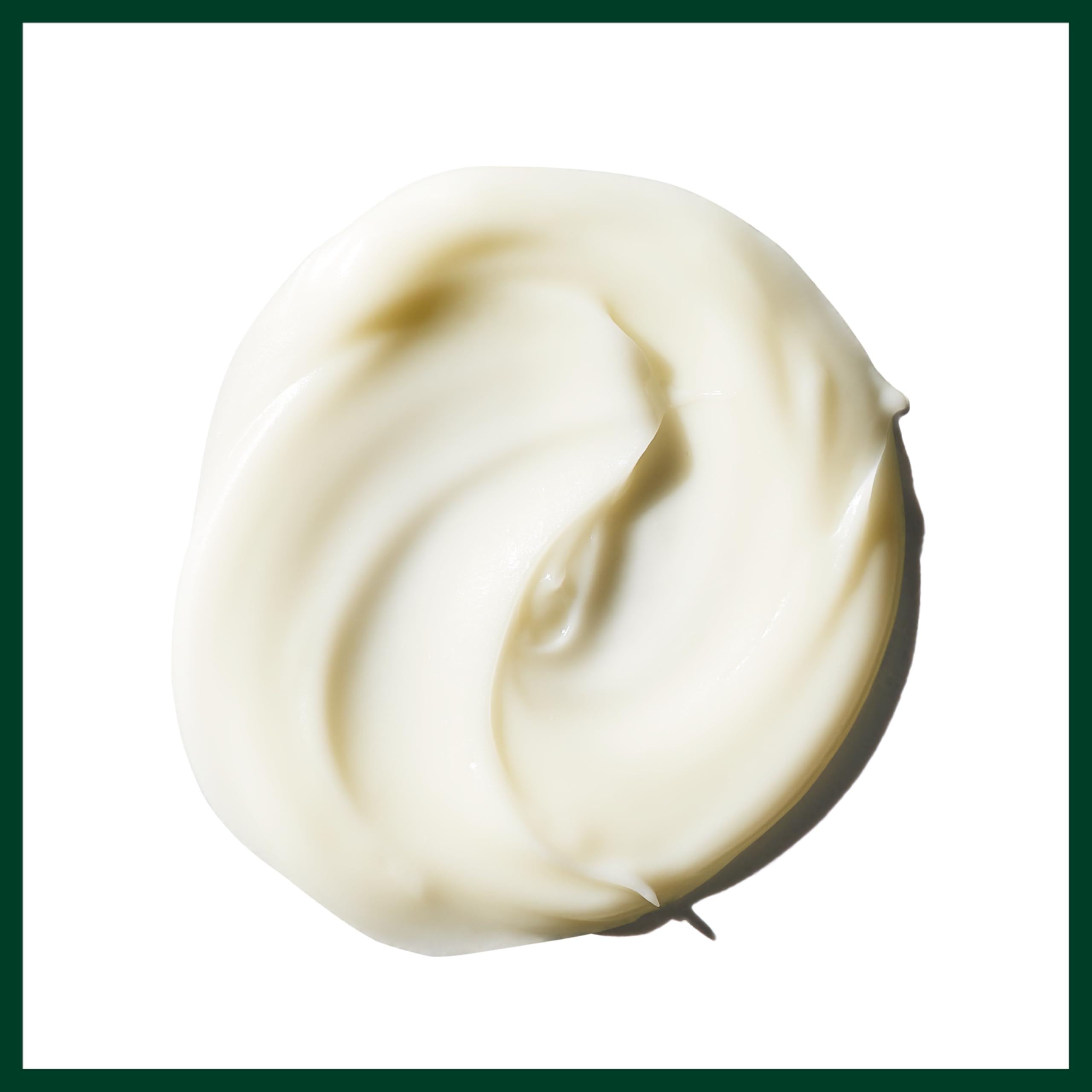 Aveda crema siendo aplicada en manos para hidratación inmediata