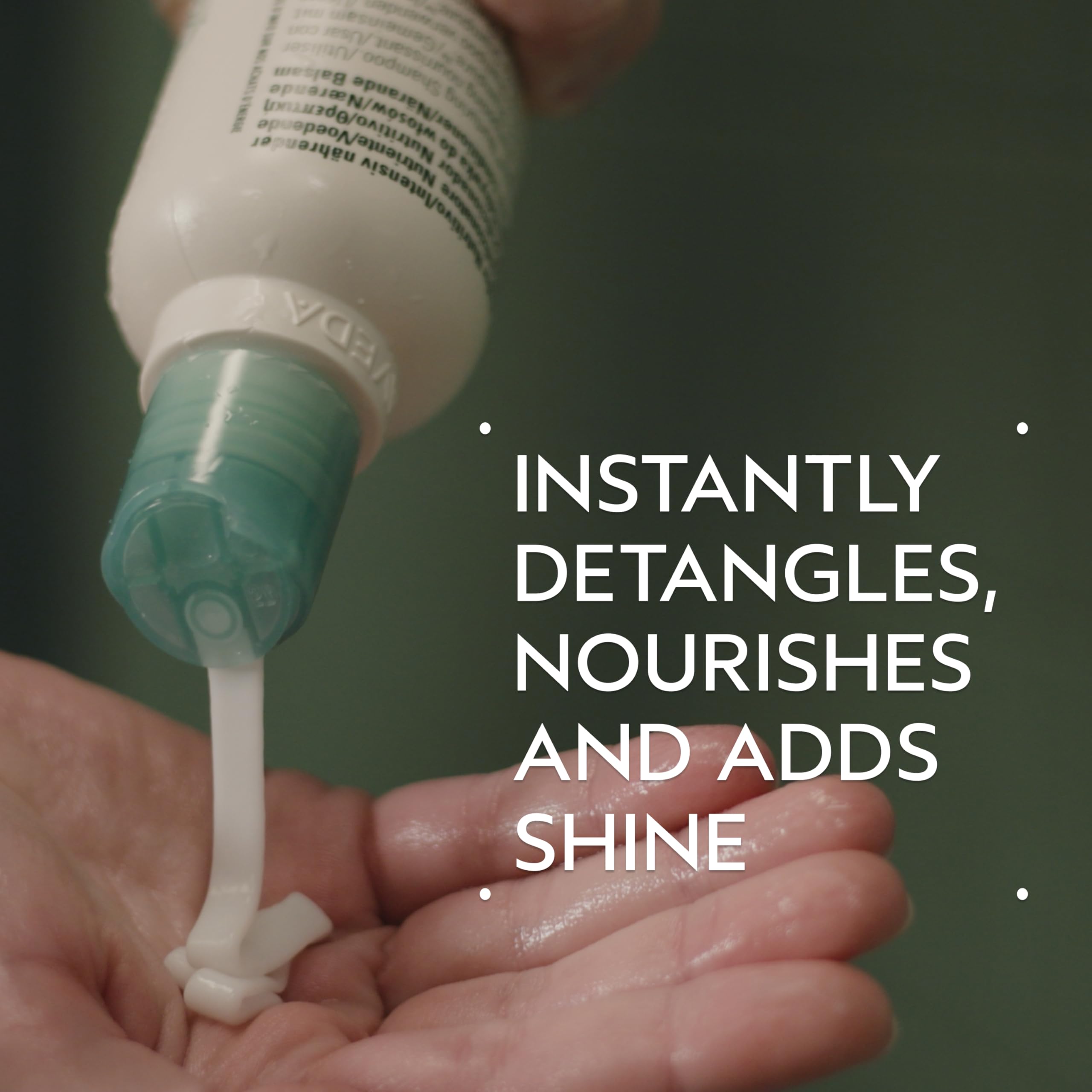 Aveda Shampure textura cremosa en la mano para una aplicación ligera