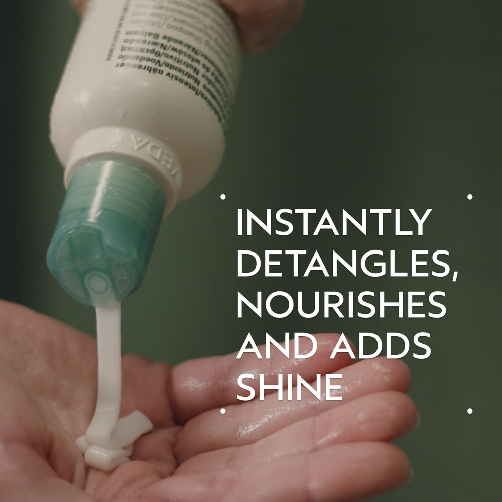 Aveda Shampure textura cremosa en la mano para una aplicación ligera