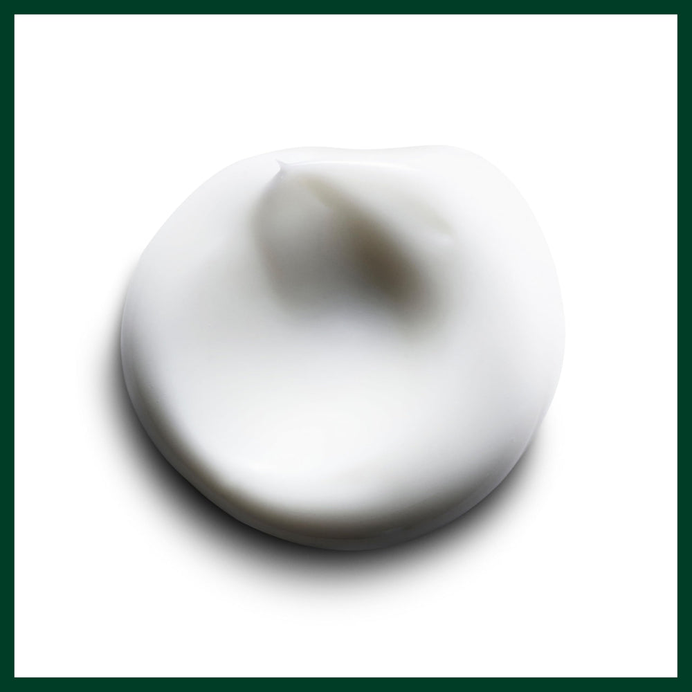 Aveda Smooth Infusion comparación de tamaño en mano para referencia de 3.4 fl oz