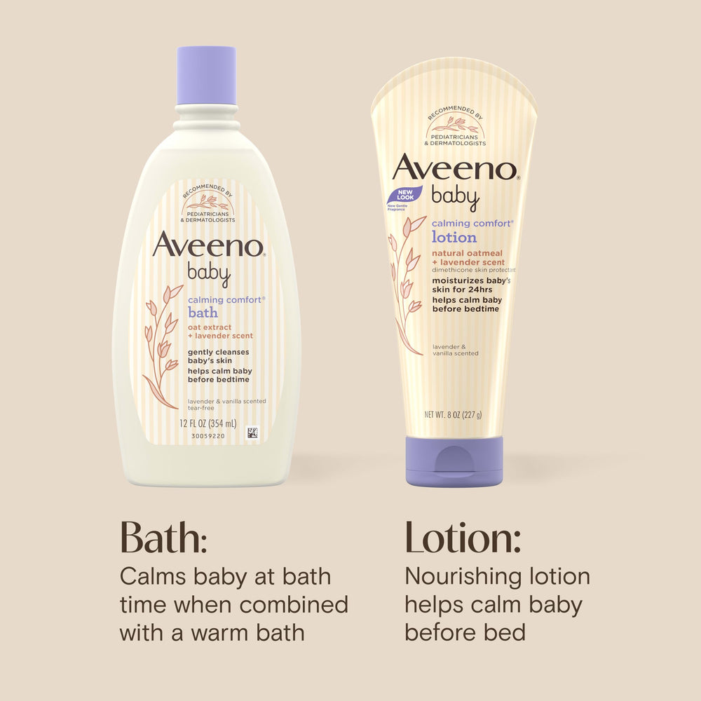 Aveeno Baby padre bañando al bebé para una rutina calmante