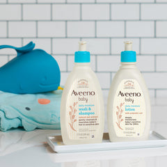 Aveeno Baby gel y loción sobre borde de bañera, rutina de baño segura