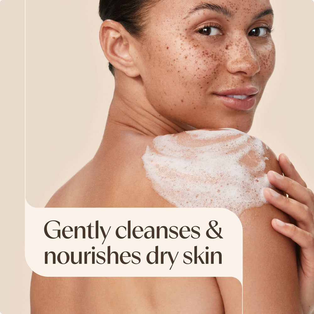Aveeno gel vertido en mano, indicando fácil dosificación y espuma ligera