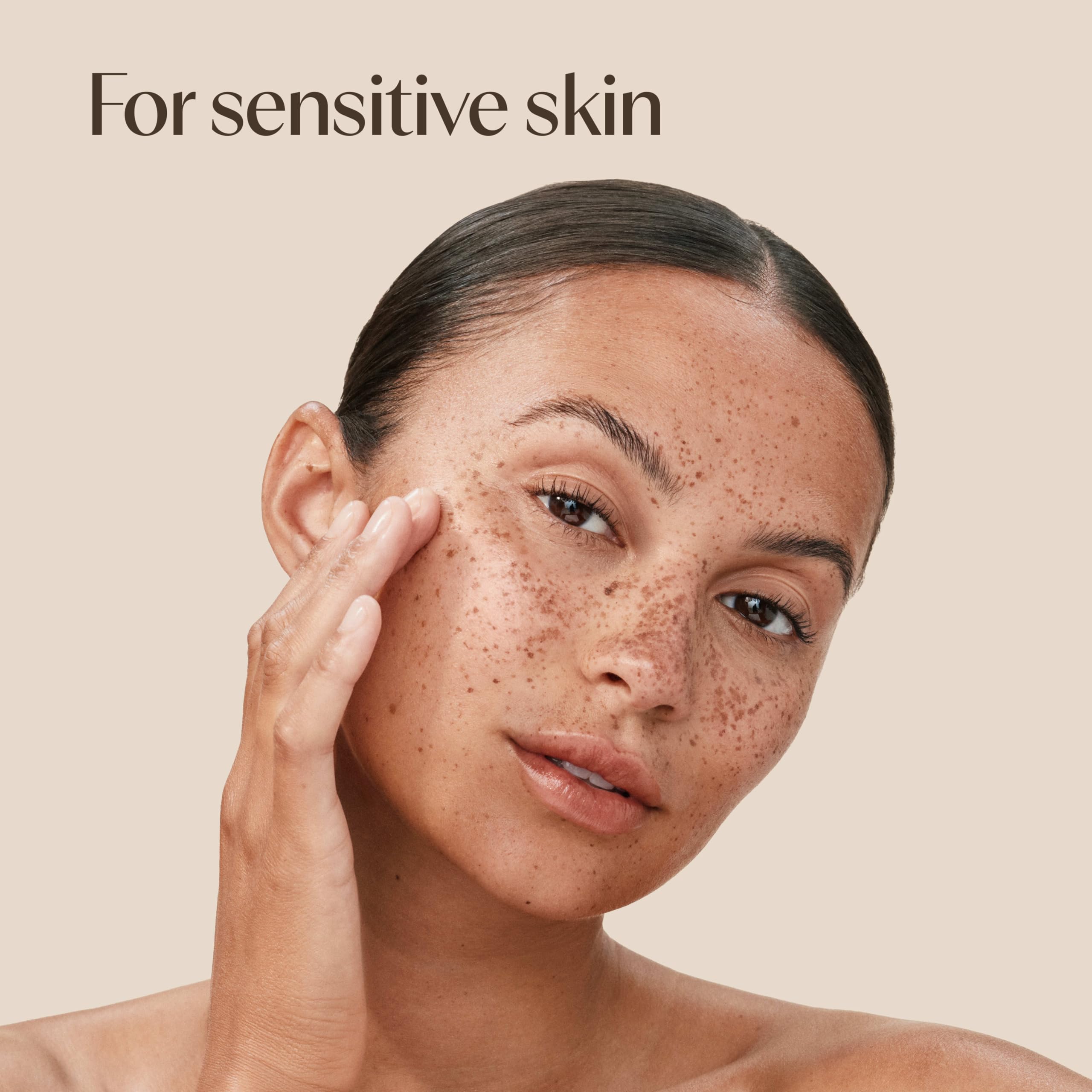Aveeno envase 1.7 oz junto a una regla para ver tamaño real