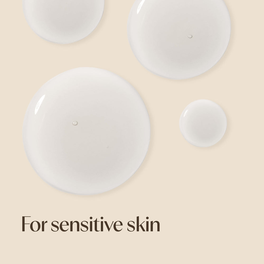 Aveeno suero junto a objetos para comparar tamaño 30 ml, práctico viaje