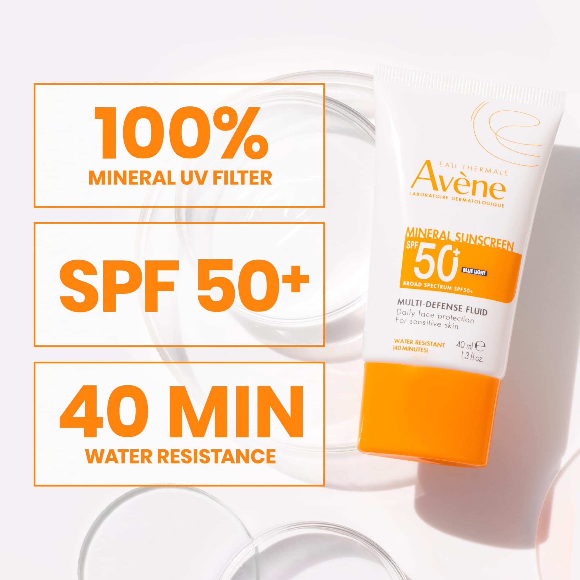 Aplicación del protector Avène en rostro en entorno urbano para protección contra polución