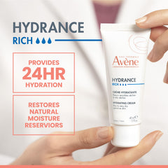 Textura cremosa de Avène Hydrance Rich que revela una hidratación rica