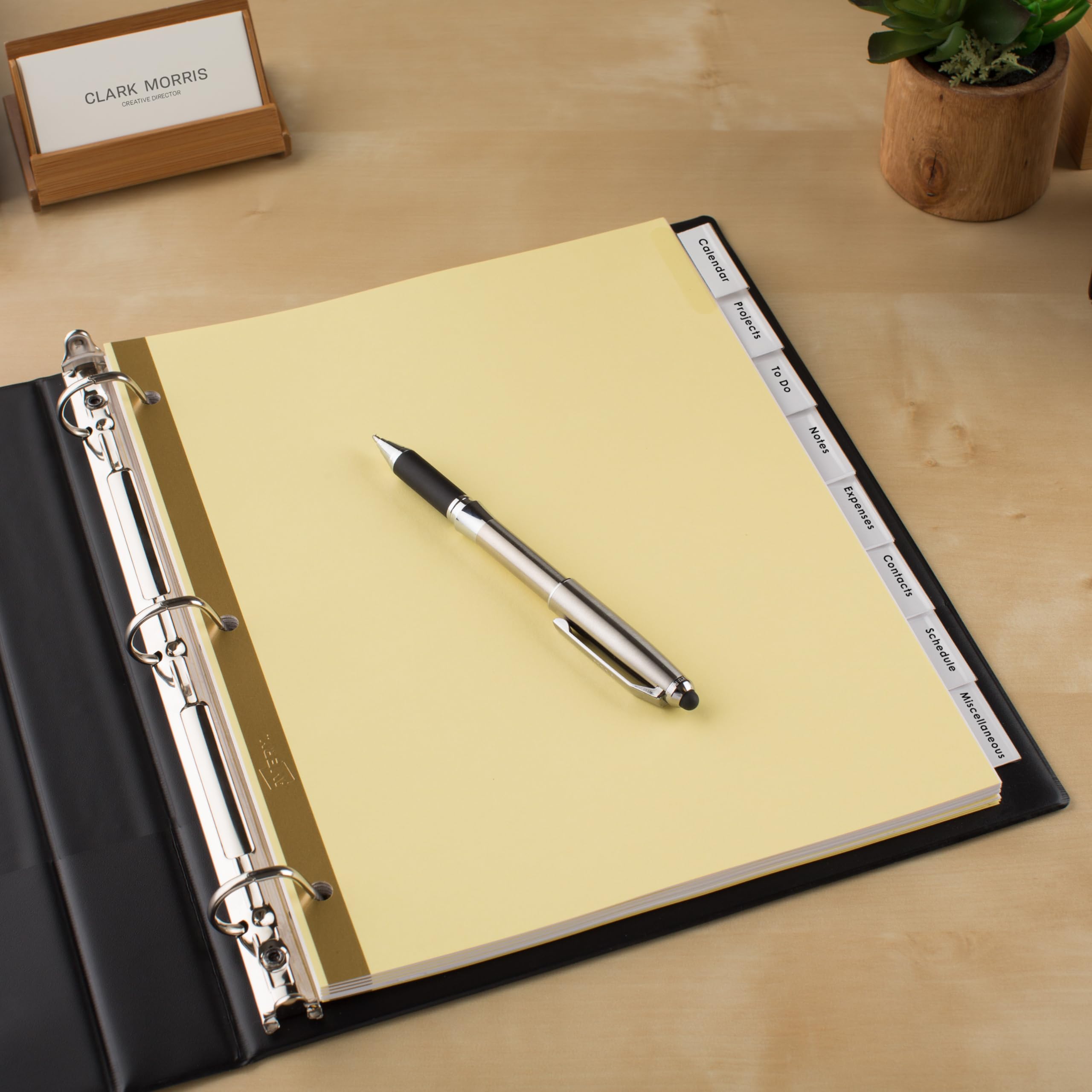 Avery divisores en escritorio organizando apuntes y documentos