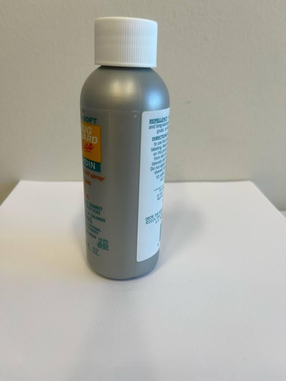 AVON etiqueta con ingredientes y tiempos de protección visibles