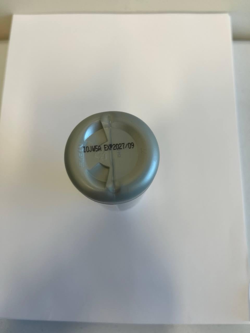 AVON comparación de tamaño 4 oz en mano para viaje fácil