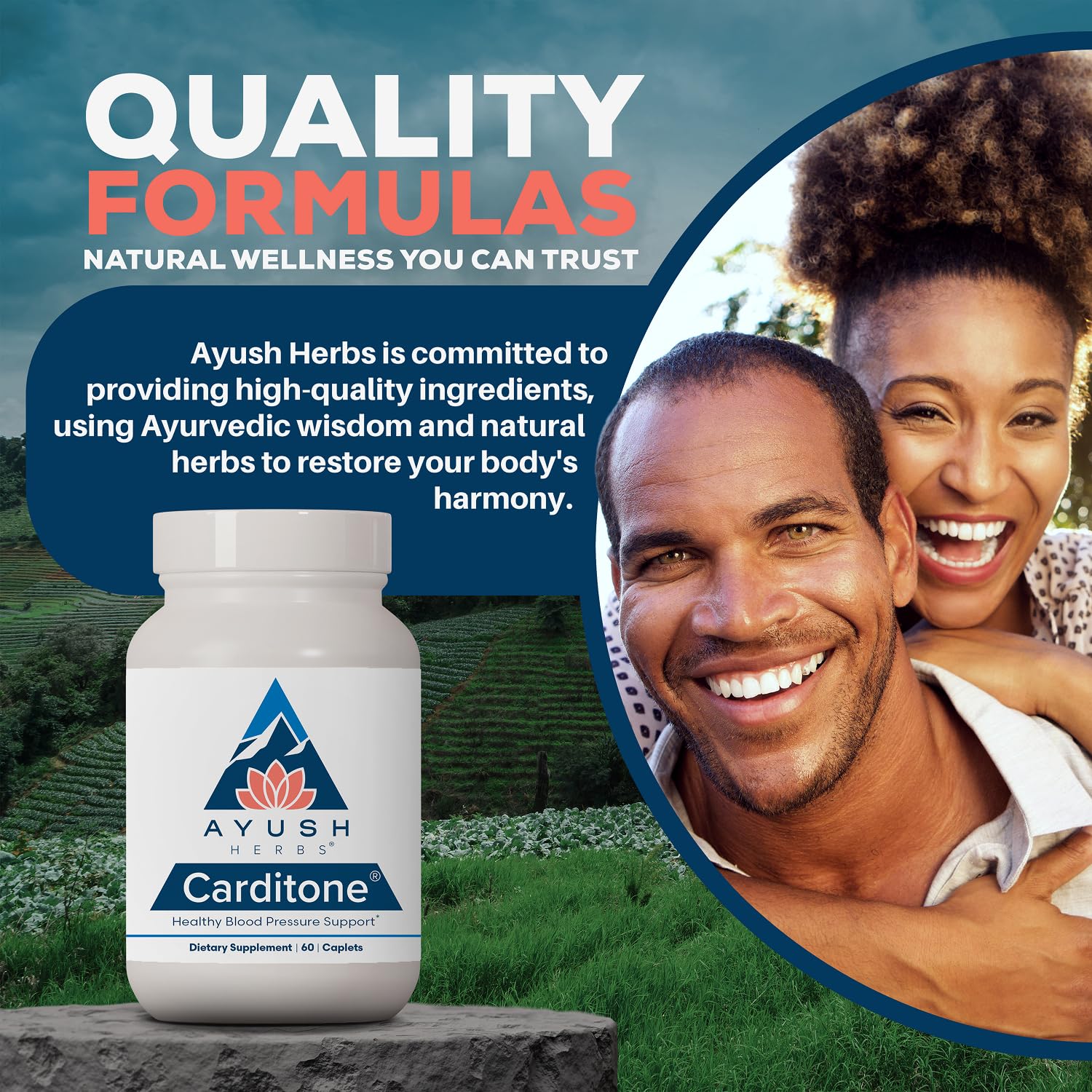 Ayush Herbs Carditone frasco sobre mesa de cocina junto a vaso de agua, sugiere uso diario