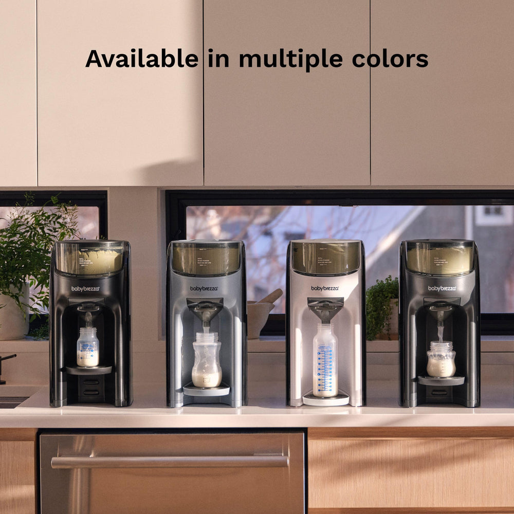 Baby Brezza en cocina moderna con bebé, integra estilo y funcionalidad