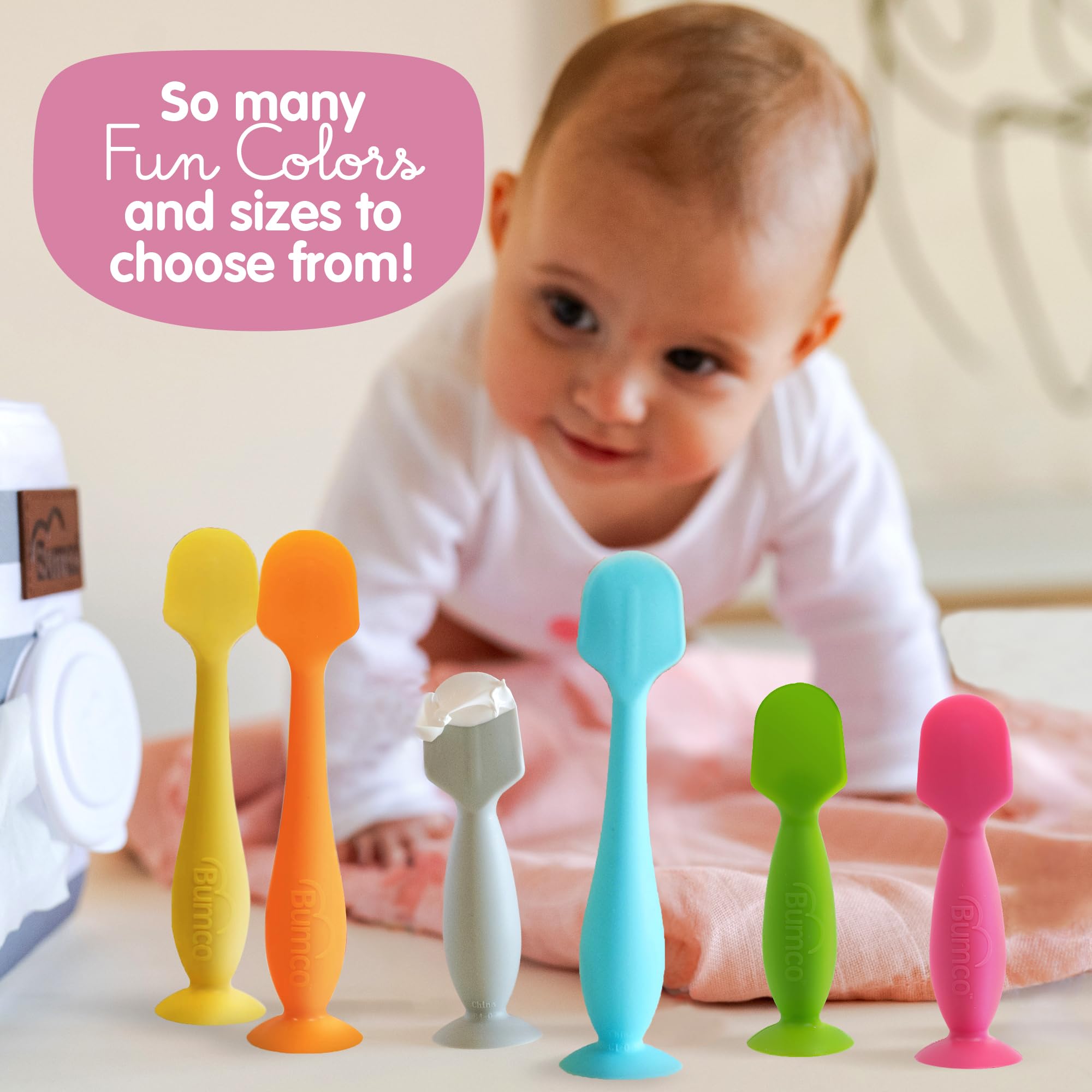 Baby Bum Brush comparación de tamaños junto a una mano, visualiza escala real