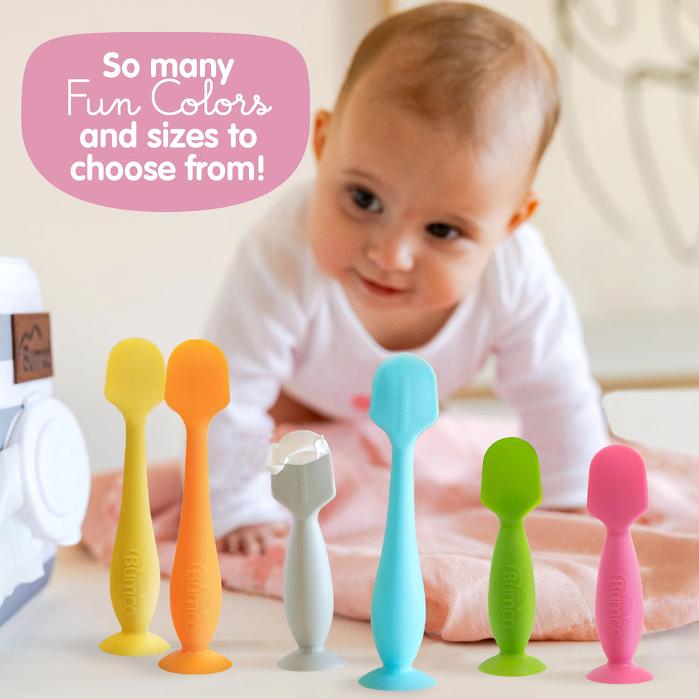 Baby Bum Brush comparación de tamaños junto a una mano, visualiza escala real