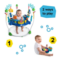 Detalle del asiento Baby Einstein con tela acolchada que ofrece comodidad y soporte