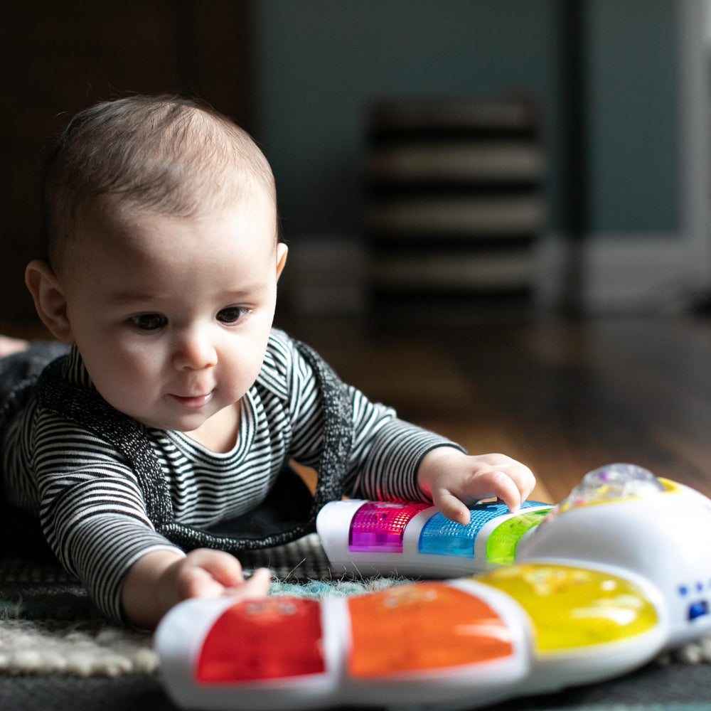Baby Einstein comparación de tamaño con un juguete para referencia de escala
