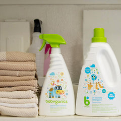 Babyganics detalle de textura del líquido que evidencia limpieza concentrada y suave